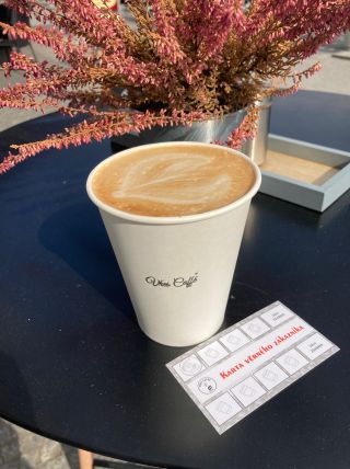 ☕ Flat white dneska frčí a stává se kávou dne – a u nás chutná tak dobře, že se k němu lidé vrací zas a znova 😍 💛...