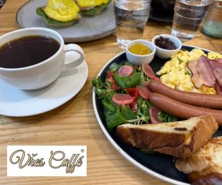 Ráno dělá den ☀️ A protože nás čeká závodní odpoledne, tak jsme skočili přes les do úžasné #Medoo zámecké medárny 🍯☕️🥪...